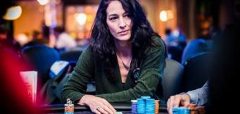 Mulher jogando poker
