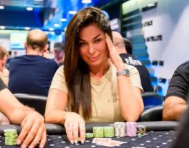 Mulher jogando poker