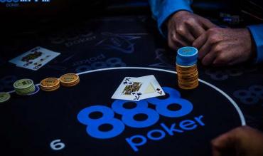 Board com logo da 888 poker