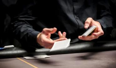 Dealer dando as cartas