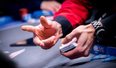 Dealer dá cartas em jogo de poker